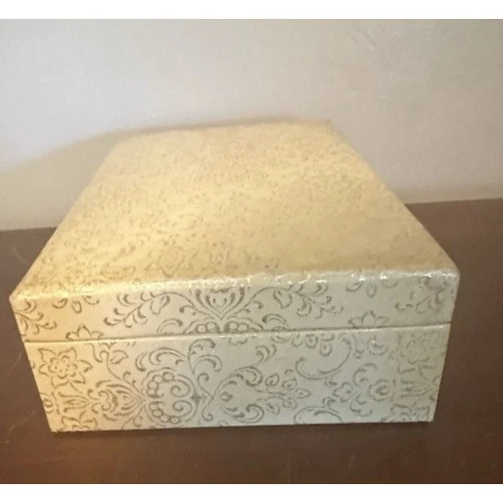 Vintage Lady Buxton Jewelry Box Cream Velvet  Cream Exterior Gold Floral